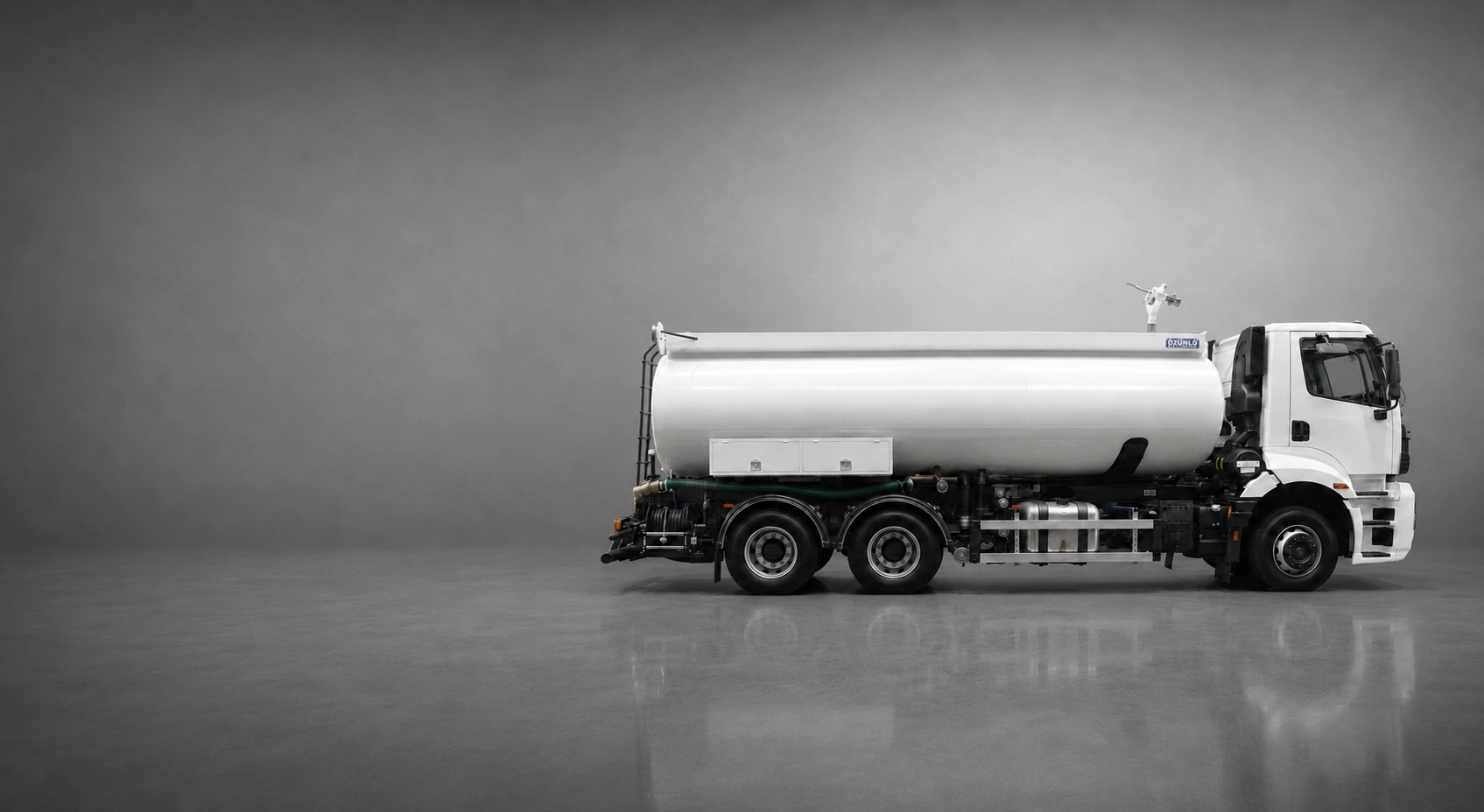 Özünlü beyaz tanker — stüdyo yan profil